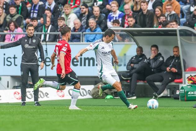 19 10 2024, Football, Season 2024 2025, 2 Bundesliga, Matchday 9, Hannover 96 FC Schalke 04, f l Enzo Leopold Hannover 96 , Ron Schallenberg FC Schalke 04 Hannover Heinz von Heiden Arena Niedersachsen Germany xRHR PHOTO TRx Copyright: TimxRehbein RHR-FOTOx RHR-FOTO TR