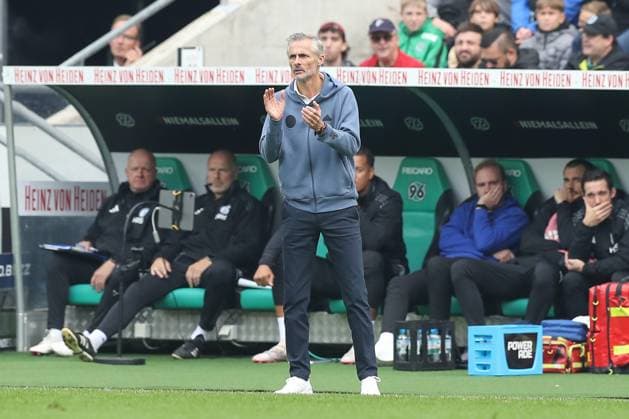 19 10 2024, xtgx, Fußball 2 Bundesliga, Hannover 96 FC Schalke 04 emspor, v l Kees van Wonderen Schalke, Trainer gibt Anweisungen, gestikuliert mit den Armen, gesticulate, gives instructions DFL DFB REGULATIONS PROHIBIT ANY USE OF PHOTOGRAPHS as IMAGE SEQUENCES and or QUASI VIDEO Hannover