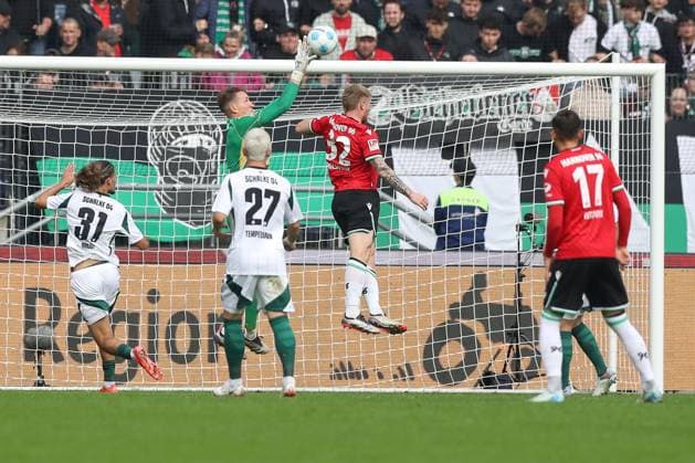 19 10 2024, xtgx, Fußball 2 Bundesliga, Hannover 96 FC Schalke 04 emspor, v l Ron Thorben Hoffmann Schalke, 1 Parade, haelt den Ball, faengt den Ball, pariert DFL DFB REGULATIONS PROHIBIT ANY USE OF PHOTOGRAPHS as IMAGE SEQUENCES and or QUASI VIDEO Hannover