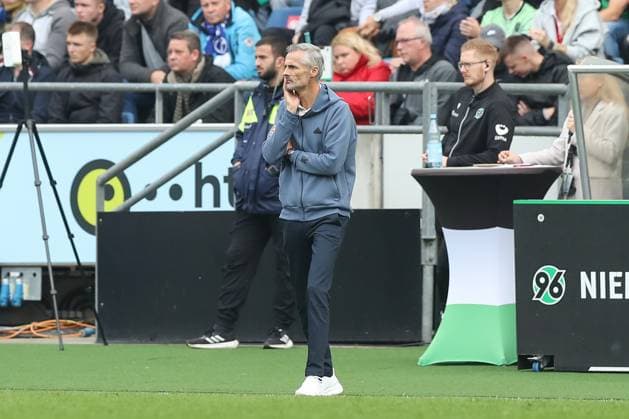 19 10 2024, xtgx, football 2 Bundesliga, Hannover 96 FC Schalke 04 emspor, v l Kees van Wonderen Schalke, coach thoughtful DFL DFB REGULATIONS PROHIBIT ANY USE OF PHOTOGRAPHS as IMAGE SEQUENCES and or QUASI VIDEO Hannover