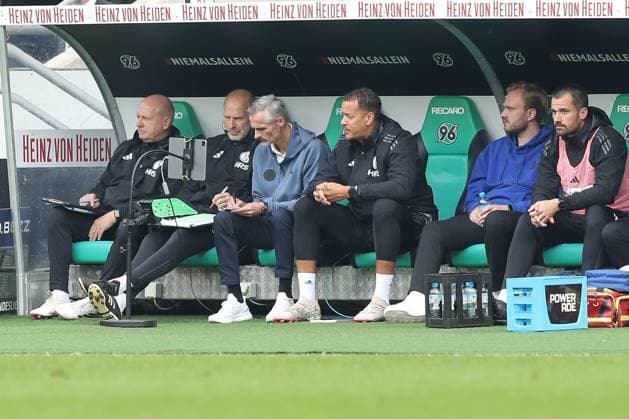 19 10 2024, xtgx, football 2 Bundesliga, Hannover 96 FC Schalke 04 emspor, v l Kees van Wonderen Schalke, coach thoughtful DFL DFB REGULATIONS PROHIBIT ANY USE OF PHOTOGRAPHS as IMAGE SEQUENCES and or QUASI VIDEO Hannover