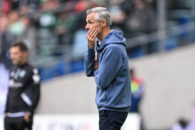 2 Bundesliga Hannover 06 FC Schalke 04 on 19 10 2024 at the HDI Arena in Hannover Coach Kees van Wonderen Schalke dissatisfied, disappointed, disappointed, dejected MT