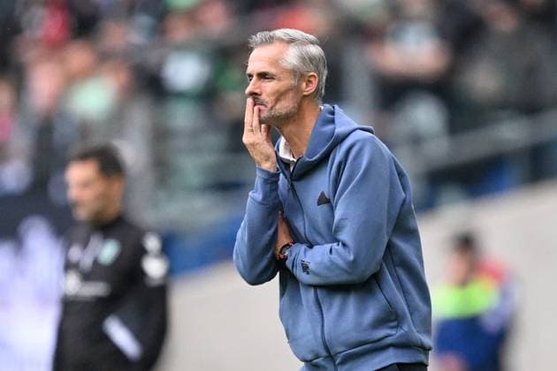 2 Bundesliga Hannover 06 FC Schalke 04 on 19 10 2024 at the HDI Arena in Hannover Coach Kees van Wonderen Schalke dissatisfied, disappointed, disappointed, dejected MT