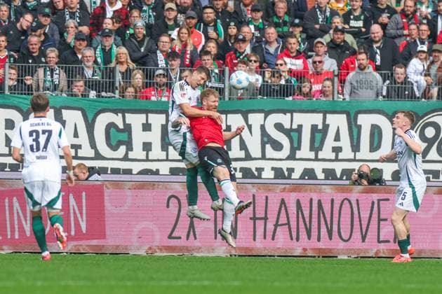 19 10 2024, Football, Season 2024 2025, 2 Bundesliga, Matchday 9, Hannover 96 FC Schalke 04, v l Felipe Sanchez FC Schalke 04 , Andreas Voglsammer Hannover 96 Hannover Heinz von Heiden Arena Niedersachsen Germany xRHR PHOTO TRx Copyright: TimxRehbein RHR-FOTOx RHR-FOTO TR