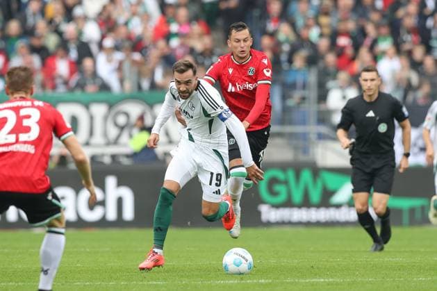 19 10 2024, xtgx, Soccer 2 Bundesliga, Hannover 96 FC Schalke 04 emspor, v l Kenan Karaman Schalke, 19 , Bartlomiej Wdowik Hannover, 17 duel, duel, fight, tackle DFL DFB REGULATIONS PROHIBIT ANY USE OF PHOTOGRAPHS as IMAGE SEQUENCES and or QUASI VIDEO Hannover