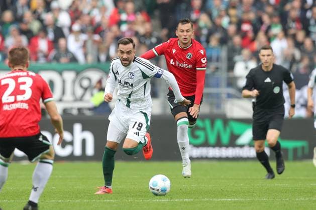 19 10 2024, xtgx, Soccer 2 Bundesliga, Hannover 96 FC Schalke 04 emspor, v l Kenan Karaman Schalke, 19 , Bartlomiej Wdowik Hannover, 17 duel, duel, fight, tackle DFL DFB REGULATIONS PROHIBIT ANY USE OF PHOTOGRAPHS as IMAGE SEQUENCES and or QUASI VIDEO Hannover