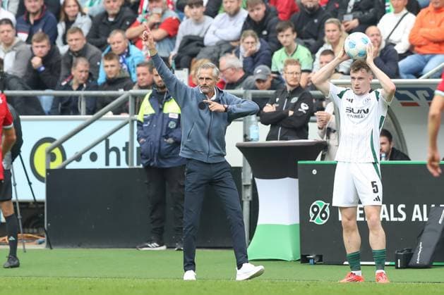 19 10 2024, xtgx, Fußball 2 Bundesliga, Hannover 96 FC Schalke 04 emspor, v l Kees van Wonderen Schalke, Trainer gibt Anweisungen, gestikuliert mit den Armen, gesticulate, gives instructions DFL DFB REGULATIONS PROHIBIT ANY USE OF PHOTOGRAPHS as IMAGE SEQUENCES and or QUASI VIDEO Hannover