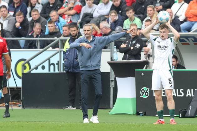 19 10 2024, xtgx, Fußball 2 Bundesliga, Hannover 96 FC Schalke 04 emspor, v l Kees van Wonderen Schalke, Trainer gibt Anweisungen, gestikuliert mit den Armen, gesticulate, gives instructions DFL DFB REGULATIONS PROHIBIT ANY USE OF PHOTOGRAPHS as IMAGE SEQUENCES and or QUASI VIDEO Hannover
