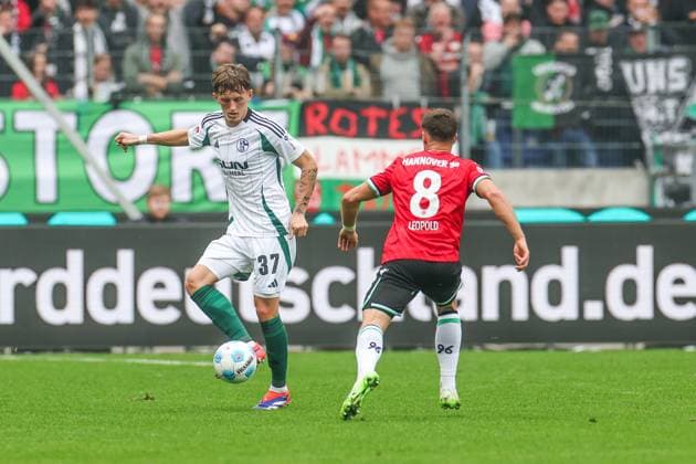 19 10 2024, Football, Season 2024 2025, 2 Bundesliga, 9 Matchday, Hannover 96 FC Schalke 04, Max Grüger FC Schalke 04 , Enzo Leopold Hannover 96 Hannover Heinz von Heiden Arena Niedersachsen Germany xRHR PHOTO TRx Copyright: TimxRehbein RHR-FOTOx RHR-FOTO TR