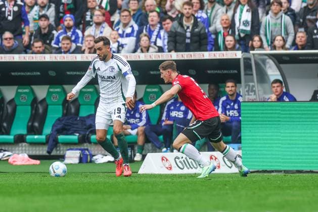 19 10 2024, Football, Season 2024 2025, 2 Bundesliga, Matchday 9, Hannover 96 FC Schalke 04, f l Kenan Karaman FC Schalke 04 , Phil Neumann Hannover 96 Hannover Heinz von Heiden Arena Niedersachsen Germany xRHR PHOTO TRx Copyright: TimxRehbein RHR-FOTOx RHR-FOTO TR