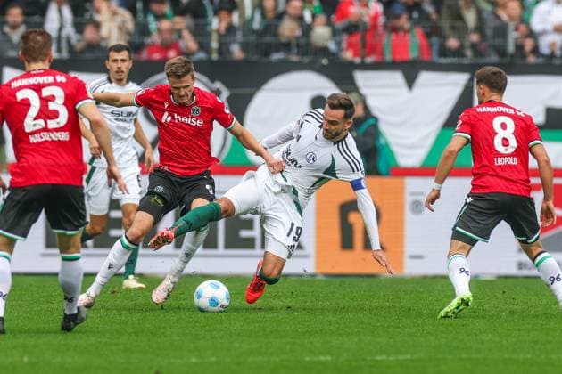 19 10 2024, Football, Season 2024 2025, 2 Bundesliga, Matchday 9, Hannover 96 FC Schalke 04, f l Fabian Kunze Hannover 96 , Kenan Karaman FC Schalke 04 Hannover Heinz von Heiden Arena Niedersachsen Germany xRHR PHOTO TRx Copyright: TimxRehbein RHR-FOTOx RHR-FOTO TR