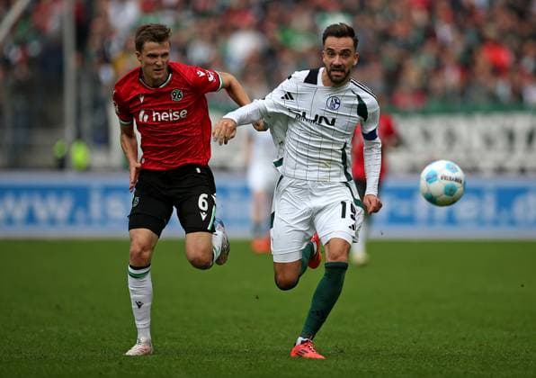 19 10 2024, Soccer 2 Bundesliga 2024 2025, Matchday 9, Hannover 96 FC Schalke 04 , at Heinz von Heiden Arena Hannover L R Fabian Kunze Hannover vs Kenan Karaman Schalke 04 DFL and DFB regulations prohibit any use of photographs as image sequences and or quasi video