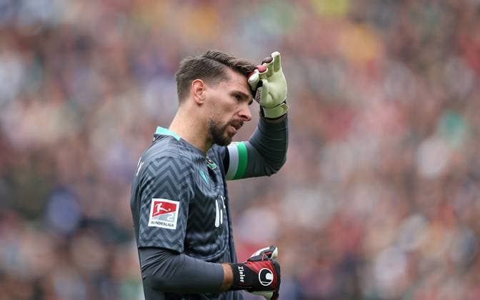 19 10 2024, Soccer 2 Bundesliga 2024 2025, 9 Matchday, Hannover 96 FC Schalke 04 , in the Heinz von Heiden Arena Hannover Goalkeeper Ron Robert Zieler Hannover DFL and DFB regulations prohibit any use of photographs as image sequences and or quasi video