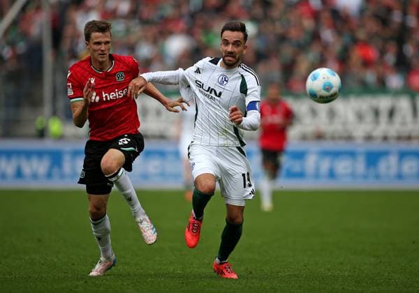 19 10 2024, Soccer 2 Bundesliga 2024 2025, Matchday 9, Hannover 96 FC Schalke 04 , at Heinz von Heiden Arena Hannover L R Fabian Kunze Hannover vs Kenan Karaman Schalke 04 DFL and DFB regulations prohibit any use of photographs as image sequences and or quasi video