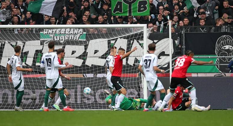 19 10 2024, Soccer 2 Bundesliga 2024 2025, 9 Matchday, Hannover 96 FC Schalke 04 , in der Heinz von Heiden Arena Hannover Tor zum 1 0 DFL and DFB regulations prohibit any use of photographs as image sequences and or quasi video