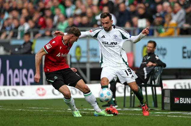 19 10 2024, Soccer 2 Bundesliga 2024 2025, Matchday 9, Hannover 96 FC Schalke 04 , at Heinz von Heiden Arena Hannover L R Phil Yannik Neumann Hannover vs Kenan Karaman Schalke 04 DFL and DFB regulations prohibit any use of photographs as image sequences and or quasi video