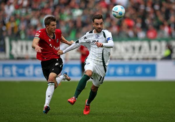 19 10 2024, Soccer 2 Bundesliga 2024 2025, Matchday 9, Hannover 96 FC Schalke 04 , at Heinz von Heiden Arena Hannover L R Fabian Kunze Hannover vs Kenan Karaman Schalke 04 DFL and DFB regulations prohibit any use of photographs as image sequences and or quasi video