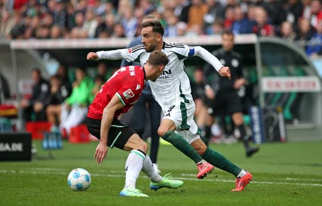 19 10 2024, Soccer 2 Bundesliga 2024 2025, Matchday 9, Hannover 96 FC Schalke 04 , at Heinz von Heiden Arena Hannover L R Phil Yannik Neumann Hannover vs Kenan Karaman Schalke 04 DFL and DFB regulations prohibit any use of photographs as image sequences and or quasi video