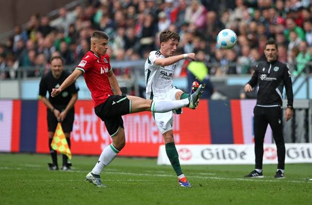 19 10 2024, Soccer 2 Bundesliga 2024 2025, Matchday 9, Hannover 96 FC Schalke 04 , in the Heinz von Heiden Arena Hannover L R Nicolo Tresoldi Hannover vs Max Grüger Schalke 04 DFL and DFB regulations prohibit any use of photographs as image sequences and or quasi video