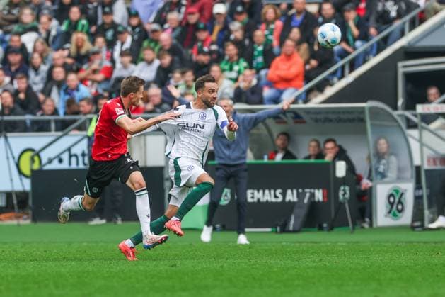 19 10 2024, Football, Season 2024 2025, 2 Bundesliga, Matchday 9, Hannover 96 FC Schalke 04, f l Fabian Kunze Hannover 96 , Kenan Karaman FC Schalke 04 Hannover Heinz von Heiden Arena Niedersachsen Germany xRHR PHOTO TRx Copyright: TimxRehbein RHR-FOTOx RHR-FOTO TR