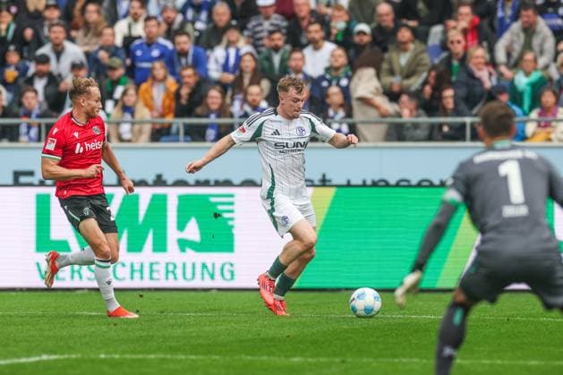19 10 2024, Football, Season 2024 2025, 2 Bundesliga, Matchday 9, Hannover 96 FC Schalke 04, v l Jannik Dehm Hannover 96 , Derry John Murkin FC Schalke 04 Hannover Heinz von Heiden Arena Niedersachsen Germany xRHR PHOTO TRx Copyright: TimxRehbein RHR-FOTOx RHR-FOTO TR