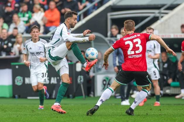 19 10 2024, Football, Season 2024 2025, 2 Bundesliga, Matchday 9, Hannover 96 FC Schalke 04, f l Kenan Karaman FC Schalke 04 , Marcel Halstenberg Hannover 96 Hannover Heinz von Heiden Arena Niedersachsen Germany xRHR PHOTO TRx Copyright: TimxRehbein RHR-FOTOx RHR-FOTO TR