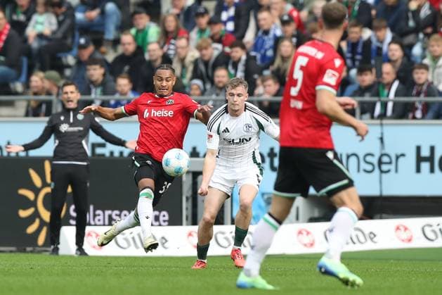 19 10 2024, xtgx, Fußball 2 Bundesliga, Hannover 96 FC Schalke 04 emspor, v l Monju Momuluh Hannover, 38 , Derry Murkin Schalke, 5 Zweikampf, Duell, Kampf, tackle DFL DFB REGULATIONS PROHIBIT ANY USE OF PHOTOGRAPHS as IMAGE SEQUENCES and or QUASI VIDEO Hannover