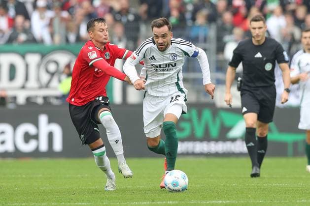 19 10 2024, xtgx, Fußball 2 Bundesliga, Hannover 96 FC Schalke 04 emspor, v l Bartlomiej Wdowik Hannover, 17 , Eric Uhlmann Hannover, 19 Zweikampf, Duell, Kampf, tackle DFL DFB REGULATIONS PROHIBIT ANY USE OF PHOTOGRAPHS as IMAGE SEQUENCES and or QUASI VIDEO Hannover