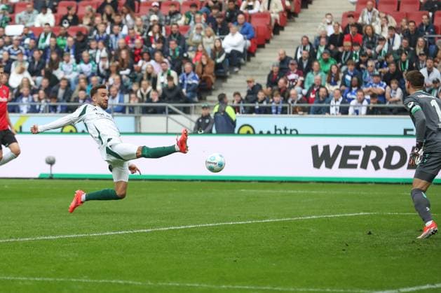 19 10 2024, xtgx, Soccer 2 Bundesliga, Hannover 96 FC Schalke 04 emspor, v l Kenan Karaman Schalke, 19 goal shot, shoots the ball on goal, shot DFL DFB REGULATIONS PROHIBIT ANY USE OF PHOTOGRAPHS as IMAGE SEQUENCES and or QUASI VIDEO Hannover