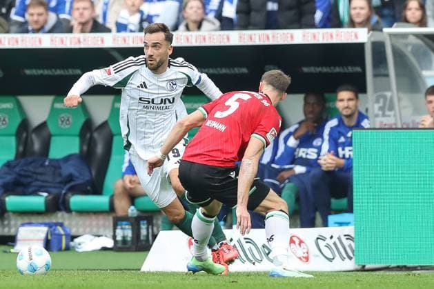 19 10 2024, xtgx, Fußball 2 Bundesliga, Hannover 96 FC Schalke 04 emspor, v l Kenan Karaman Schalke, 19 , Phil Neumann Hannover, 5 Zweikampf, Duell, Kampf, tackle DFL DFB REGULATIONS PROHIBIT ANY USE OF PHOTOGRAPHS as IMAGE SEQUENCES and or QUASI VIDEO Hannover