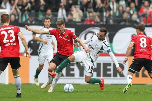 19 10 2024, xtgx, Football 2 Bundesliga, Hannover 96 FC Schalke 04 emspor, v l Fabian Kunze Hannover, 6 , Kenan Karaman Schalke, 19 duel, duel, fight, tackle DFL DFB REGULATIONS PROHIBIT ANY USE OF PHOTOGRAPHS as IMAGE SEQUENCES and or QUASI VIDEO Hannover