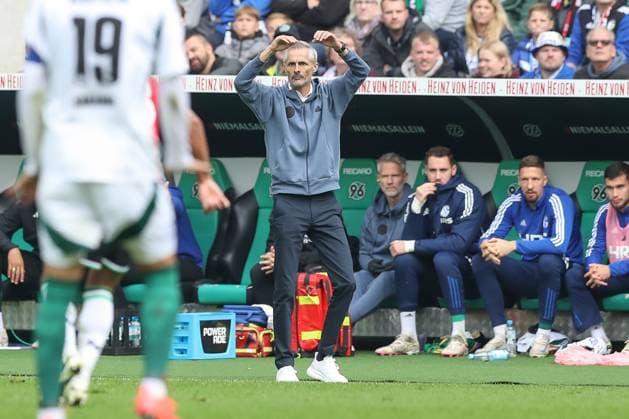 19 10 2024, xtgx, Fußball 2 Bundesliga, Hannover 96 FC Schalke 04 emspor, v l Kees van Wonderen Schalke, Trainer gibt Anweisungen, gestikuliert mit den Armen, gesticulate, gives instructions DFL DFB REGULATIONS PROHIBIT ANY USE OF PHOTOGRAPHS as IMAGE SEQUENCES and or QUASI VIDEO Hannover