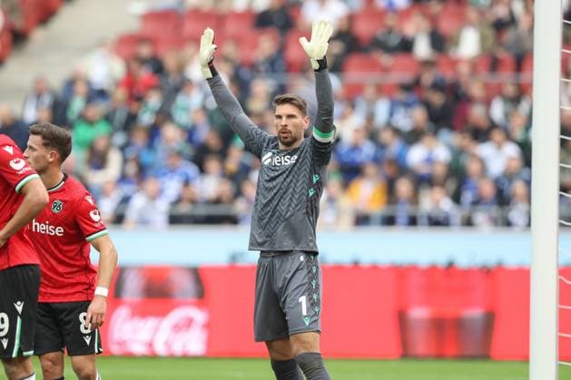 19 10 2024, xtgx, Soccer 2 Bundesliga, Hannover 96 FC Schalke 04 emspor, v l Ron Robert Zieler Hannover, 16 DFL DFB REGULATIONS PROHIBIT ANY USE OF PHOTOGRAPHS as IMAGE SEQUENCES and or QUASI VIDEO Hannover
