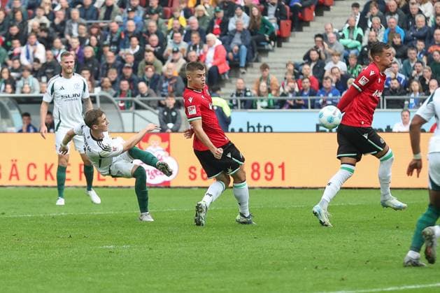 19 10 2024, xtgx, Fußball 2 Bundesliga, Hannover 96 FC Schalke 04 emspor, v l Felipe Sanchez Schalke, 2 , Nicolo Tresoldi Hannover, 9 Zweikampf, Duell, Kampf, tackle DFL DFB REGULATIONS PROHIBIT ANY USE OF PHOTOGRAPHS as IMAGE SEQUENCES and or QUASI VIDEO Hannover