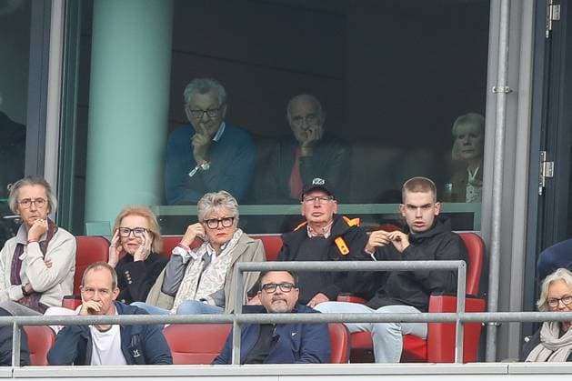 19 10 2024, xtgx, Fußball 2 Bundesliga, Hannover 96 FC Schalke 04 emspor, v l Martin Kind watches the game behind the glass DFL DFB REGULATIONS PROHIBIT ANY USE OF PHOTOGRAPHS as IMAGE SEQUENCES and or QUASI VIDEO Hannover