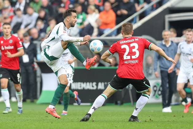 19 10 2024, xtgx, Football 2 Bundesliga, Hannover 96 FC Schalke 04 emspor, v l Kenan Karaman Schalke, 19 , Marcel Halstenberg Hannover, 23 duel, duel, fight, tackle DFL DFB REGULATIONS PROHIBIT ANY USE OF PHOTOGRAPHS as IMAGE SEQUENCES and or QUASI VIDEO Hannover