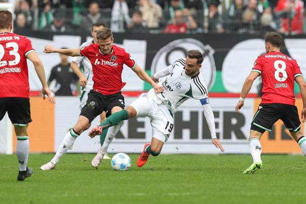 19 10 2024, xtgx, Football 2 Bundesliga, Hannover 96 FC Schalke 04 emspor, v l Fabian Kunze Hannover, 6 , Kenan Karaman Schalke, 19 duel, duel, fight, tackle DFL DFB REGULATIONS PROHIBIT ANY USE OF PHOTOGRAPHS as IMAGE SEQUENCES and or QUASI VIDEO Hannover