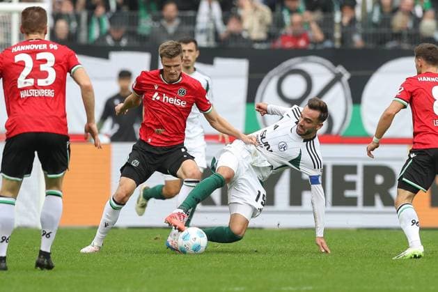 19 10 2024, xtgx, Football 2 Bundesliga, Hannover 96 FC Schalke 04 emspor, v l Fabian Kunze Hannover, 6 , Kenan Karaman Schalke, 19 duel, duel, fight, tackle DFL DFB REGULATIONS PROHIBIT ANY USE OF PHOTOGRAPHS as IMAGE SEQUENCES and or QUASI VIDEO Hannover