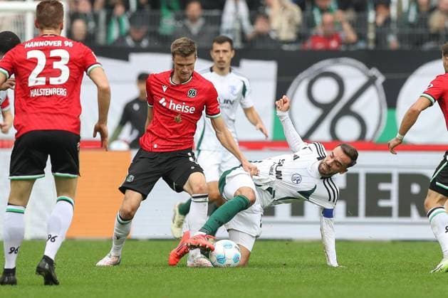 19 10 2024, xtgx, Football 2 Bundesliga, Hannover 96 FC Schalke 04 emspor, v l Fabian Kunze Hannover, 6 , Kenan Karaman Schalke, 19 duel, duel, fight, tackle DFL DFB REGULATIONS PROHIBIT ANY USE OF PHOTOGRAPHS as IMAGE SEQUENCES and or QUASI VIDEO Hannover
