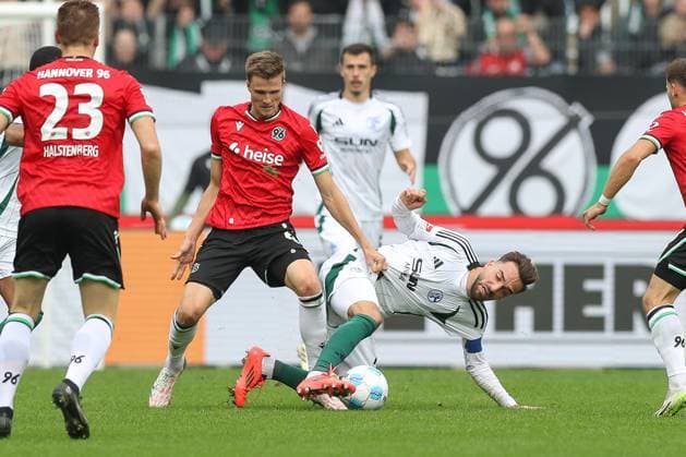 19 10 2024, xtgx, Football 2 Bundesliga, Hannover 96 FC Schalke 04 emspor, v l Fabian Kunze Hannover, 6 , Kenan Karaman Schalke, 19 duel, duel, fight, tackle DFL DFB REGULATIONS PROHIBIT ANY USE OF PHOTOGRAPHS as IMAGE SEQUENCES and or QUASI VIDEO Hannover