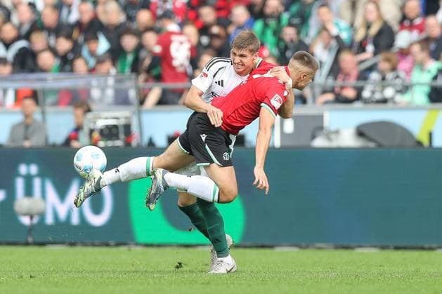 19 10 2024, xtgx, Fußball 2 Bundesliga, Hannover 96 FC Schalke 04 emspor, v l Felipe Sanchez Schalke, 2 , Nicolo Tresoldi Hannover, 9 Zweikampf, Duell, Kampf, tackle DFL DFB REGULATIONS PROHIBIT ANY USE OF PHOTOGRAPHS as IMAGE SEQUENCES and or QUASI VIDEO Hannover