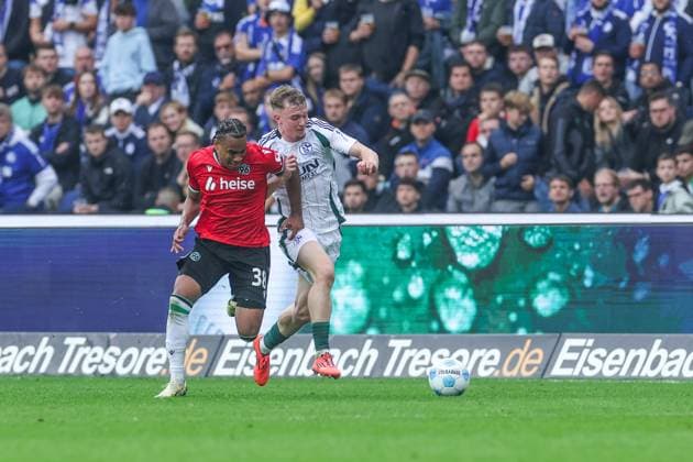 19 10 2024, Football, Season 2024 2025, 2 Bundesliga, Matchday 9, Hannover 96 FC Schalke 04, v l Monju Momuluh Hannover 96 , Derry John Murkin FC Schalke 04 Hannover Heinz von Heiden Arena Niedersachsen Germany xRHR PHOTO TRx Copyright: TimxRehbein RHR-FOTOx RHR-FOTO TR