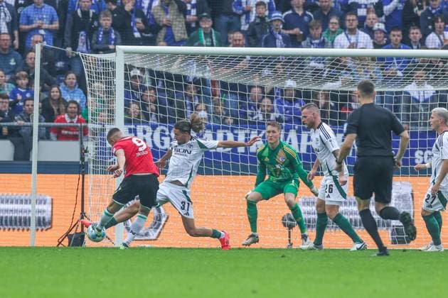 19 10 2024, Football, Season 2024 2025, 2 Bundesliga, Matchday 9, Hannover 96 FC Schalke 04, f l Nicolo Tresoldi Hannover 96 , Taylan Bulut FC Schalke 04 Hannover Heinz von Heiden Arena Niedersachsen Germany xRHR PHOTO TRx Copyright: TimxRehbein RHR-FOTOx RHR-FOTO TR