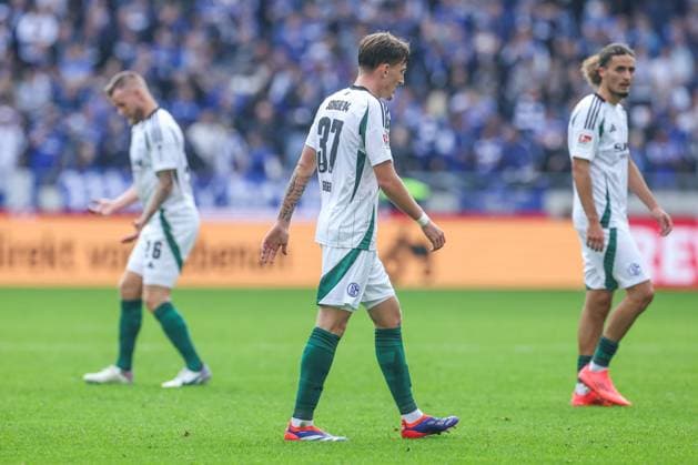 19 10 2024, Football, Season 2024 2025, 2 Bundesliga, Matchday 9, Hannover 96 FC Schalke 04, Max Grüger FC Schalke 04 , Taylan Bulut FC Schalke 04 Hannover Heinz von Heiden Arena Niedersachsen Germany xRHR PHOTO TRx Copyright: TimxRehbein RHR-FOTOx RHR-FOTO TR