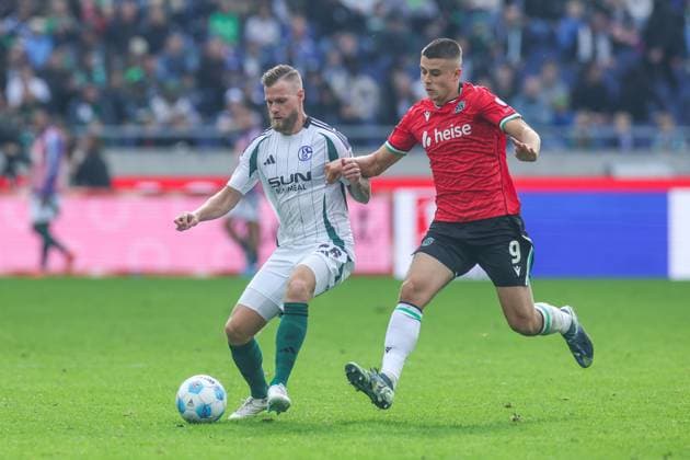 19 10 2024, Football, Season 2024 2025, 2 Bundesliga, Matchday 9, Hannover 96 FC Schalke 04, f l Tomas Kalas FC Schalke 04 , Nicolo Tresoldi Hannover 96 Hannover Heinz von Heiden Arena Niedersachsen Germany xRHR PHOTO TRx Copyright: TimxRehbein RHR-FOTOx RHR-FOTO TR