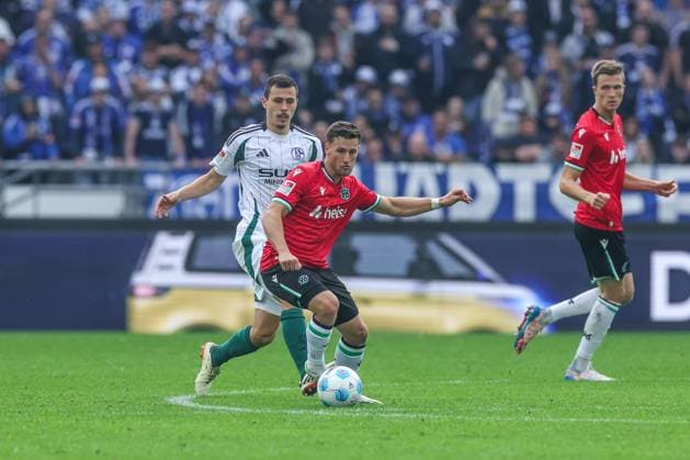 19 10 2024, Football, Season 2024 2025, 2 Bundesliga, Matchday 9, Hannover 96 FC Schalke 04, f l Tomas Kalas FC Schalke 04 , Enzo Leopold Hannover 96 Hannover Heinz von Heiden Arena Niedersachsen Germany xRHR PHOTO TRx Copyright: TimxRehbein RHR-FOTOx RHR-FOTO TR