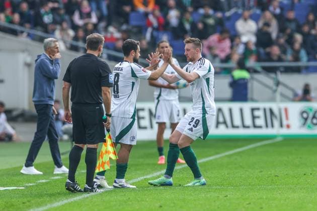 19 10 2024, Football, Season 2024 2025, 2 Bundesliga, Matchday 9, Hannover 96 FC Schalke 04, v l Amin Younes FC Schalke 04 , Tobias Mohr FC Schalke 04 Hannover Heinz von Heiden Arena Niedersachsen Germany xRHR PHOTO TRx Copyright: TimxRehbein RHR-FOTOx RHR-FOTO TR