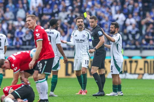 19 10 2024, Football, Season 2024 2025, 2 Bundesliga, Matchday 9, Hannover 96 FC Schalke 04, Kenan Karaman FC Schalke 04 sees yellow card Hannover Heinz von Heiden Arena Lower Saxony Germany xRHR PHOTO TRx Copyright: TimxRehbein RHR-FOTOx RHR-FOTO TR