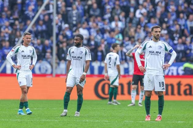 19 10 2024, Football, Season 2024 2025, 2 Bundesliga, Matchday 9, Hannover 96 FC Schalke 04, f l Paul Seguin FC Schalke 04 , Moussa Sylla FC Schalke 04 , Kenan Karaman FC Schalke 04 Hannover Heinz von Heiden Arena Niedersachsen Germany xRHR PHOTO TRx Copyright: TimxRehbein RHR-FOTOx RHR-FOTO TR