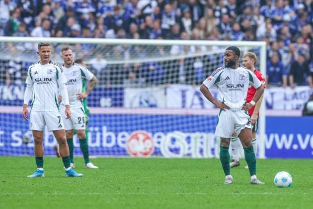19 10 2024, Football, Season 2024 2025, 2 Bundesliga, Matchday 9, Hannover 96 FC Schalke 04, f l Paul Seguin FC Schalke 04 , Moussa Sylla FC Schalke 04 Hannover Heinz von Heiden Arena Niedersachsen Germany xRHR PHOTO TRx Copyright: TimxRehbein RHR-FOTOx RHR-FOTO TR